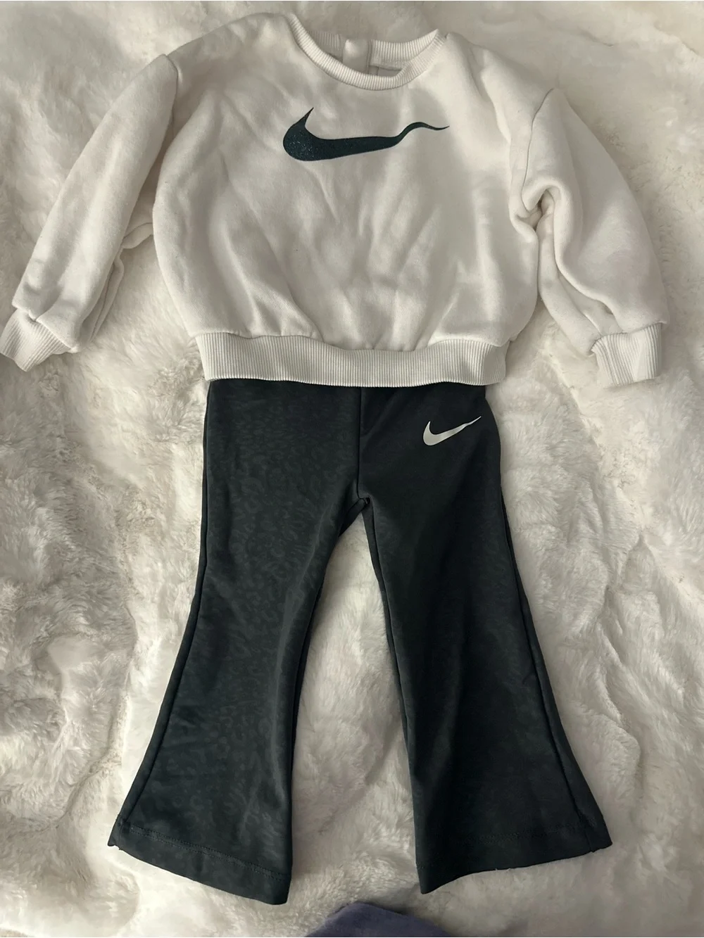 Nike Kids White Sweatshirt and Black Leggings Set - Picture 1 of 1